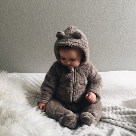 Baby der sover på blødt silkelagen